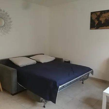 Apartment Climatise Dans Avec Piscine Et Tennis Hyeres