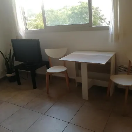 Apartment Climatise Dans Avec Piscine Et Tennis Hyeres